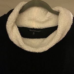 Cotton neck hoodie with pockets!